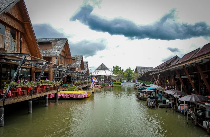 floating-market-in-pattaya