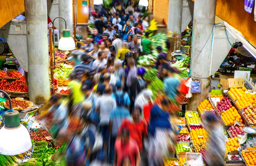 rushing-people-in-a-market