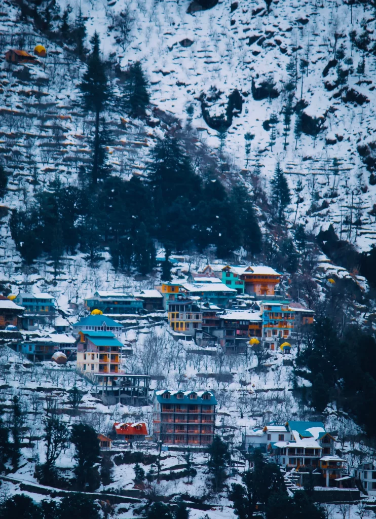 crowded-buildings-in-manali