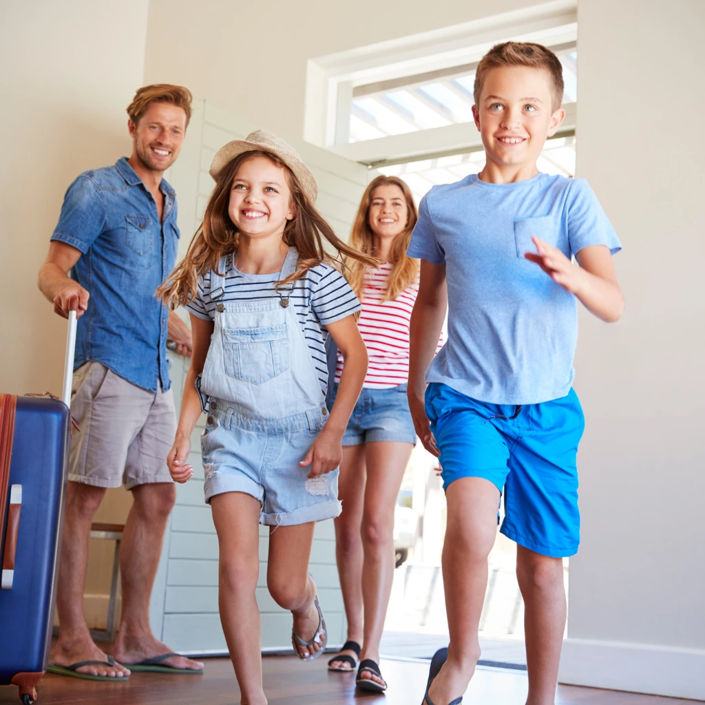 family-arriving-at-summer-vacation-rental