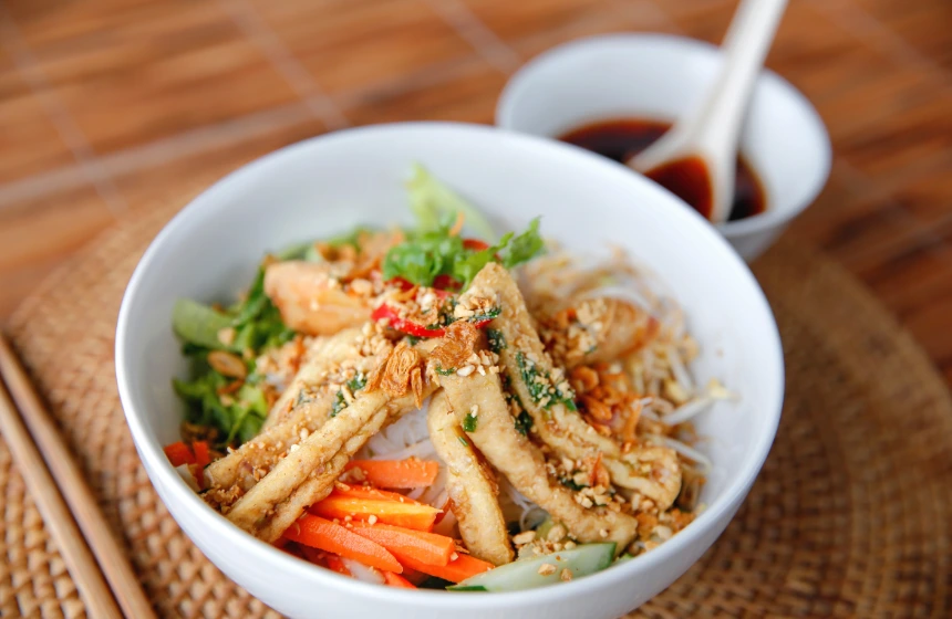 vegetarian-vermicelli-noodle-topped-with-fried-tofu