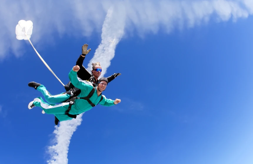 two-skydivers-falling-from-sky-with-a-smile