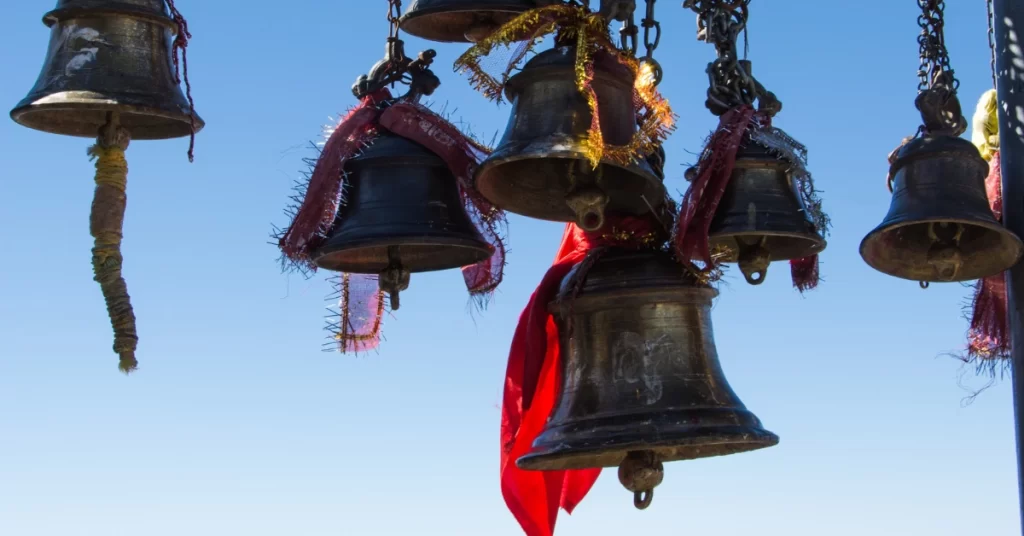 spiritual-bell-with-snow-peaks-at-tunganath-temple-uttarakhand-india
