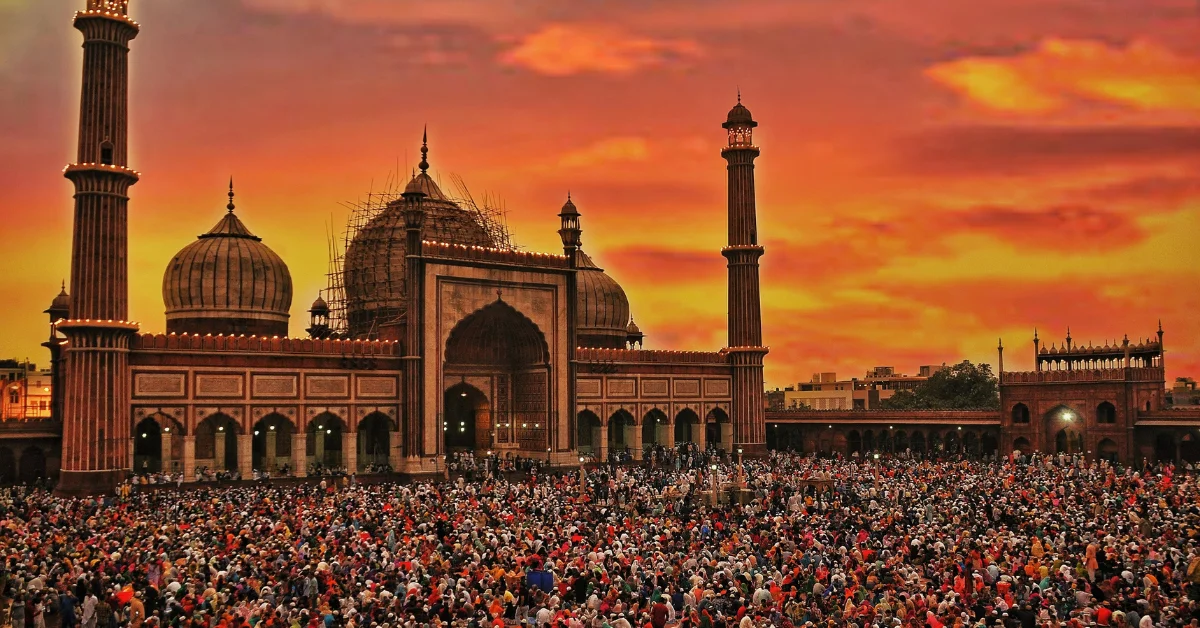 mosque-in-india-where-crowded-people-on-the-front-of-it