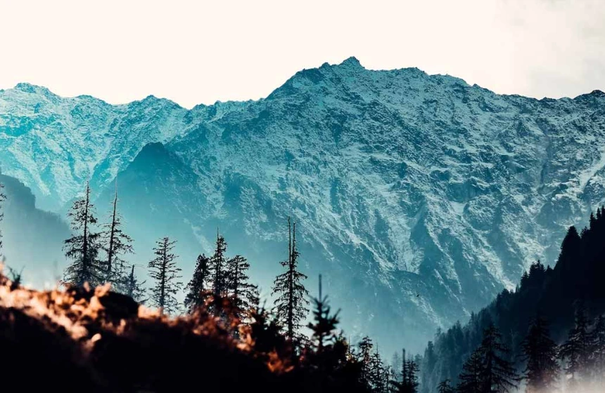 manali with ice mountains