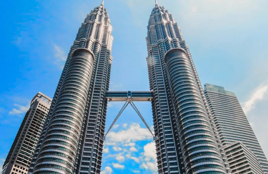 Petronas Twin Tower - Malaysian Tourism - Family vacation with Unimoni Travel & Holidays