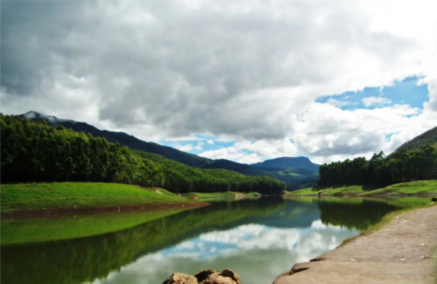 Echo point - Munnnar wayanad tourism with Unimoni Travel and holidays Mattupetty dam